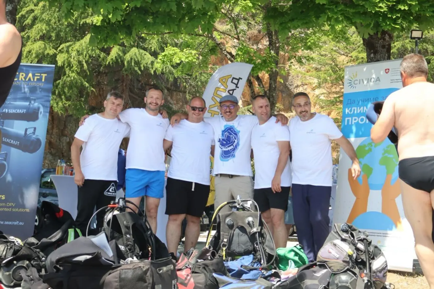 Групна фотографија на тимот на Amphibia во бели маици пред почетокот на акцијата